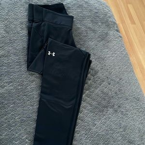 Black, under armour, leggings.